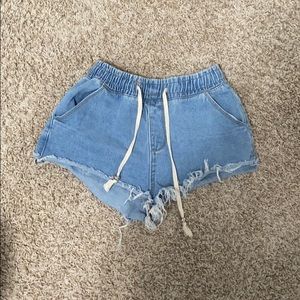 Jean shorts with frayed bottoms
